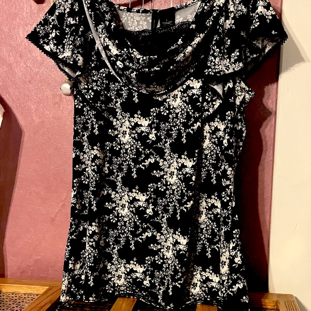 New Directions Black and White Floral Blouse